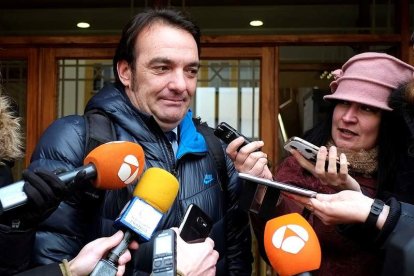 Fernando García Puertas, el abogado de la menor, hace declaraciones a los medios. PACO SANTAMARÍA