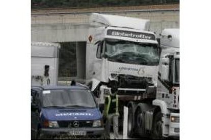 Uno de los camiones siniestrado, con bastantes golpes en la cabina