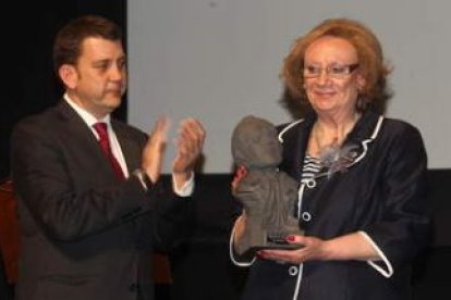 Carlos López Riesco entregó el Premio Ciudad de Ponferrada a la Solidaridad a Concepción Blanco.