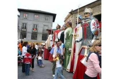 El desfile de gigantes y cabezudos es uno de los actos más destacados