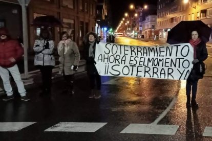 Manifestantes por el soterramiento de la vía del tren en Trobajo que niega el Gobierno. J. NOTARIO