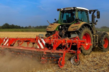 Un tractor, en un laboreo agrícola.