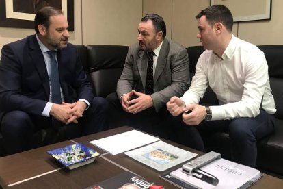 José Luis Ábalos, Eduardo Morán y Javier Alfonso Cendón, ayer en Madrid. DL