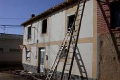 Estado en el que quedó una vivienda en uno de los últimos incendios en la comarca del Órbigo