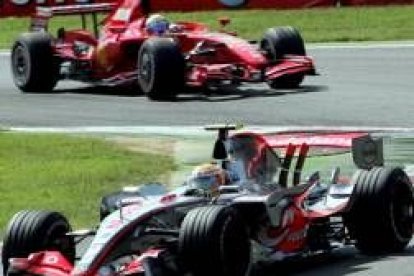 Hamilton (abajo), seguido por el brasileño de Ferrari, Felipe Massa
