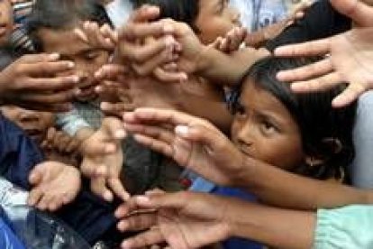 Unos niños se agolpan para recibir la ayuda humanitaria en Aceh, una de las zonas más castigadas