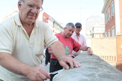 José María Fernández, Raúl Cantón y Demetrio Fernández, tres de los últimos en afilar las navajas en las piedras del puente.