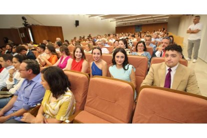 El salón de actos prácticamente se llenó para arropar a los 18 primeros titulados en Podología. LDM