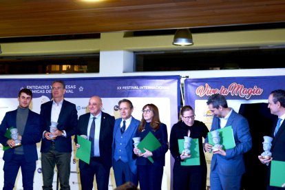 Foto de familia de los premiados en el acto organizado por el Festival de Magia. ANAIS GUTIÉRREZ