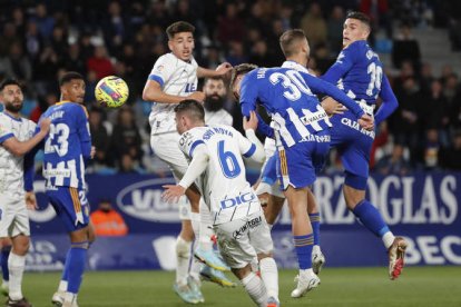 Hugo Vallejo fue el autor del tanto del triunfo con este remate de cabeza cuando llevaba siete minutos sobre el terreno de juego el día de su reaparición. L. DE LA MATA