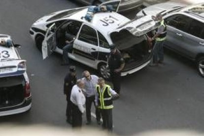 Veteranos agentes policiales planean el rescate de rehenes en un reciente robo bancario