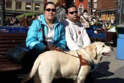 Cristina Fanjul y su marido, Javier, con el perro guía Craker