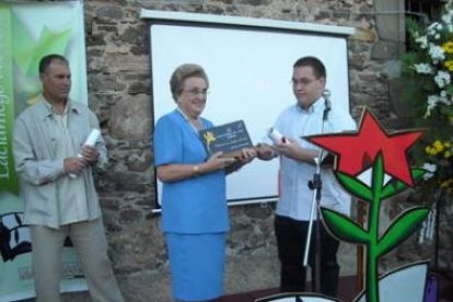 Pochi Castro, recibe la placa conmemorativa.