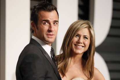 Jennifer Aniston y Justin Theroux en la alfombra roja de la fiesta de VanityFair de los Oscar.