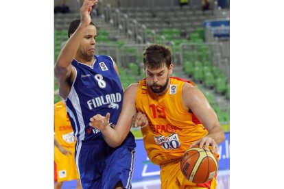 Marc Gasol intenta desbordar a Gerald Lee.