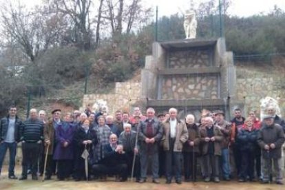 Los vecinos de La Flecha del Torío posan delante de la fuente recién inaugurada.