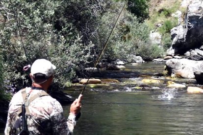 El tres veces campeón del mundo de pesca, el leones Pablo Castro Pinos, está preparando un documental, que será presentado próximamente, sobre la pesca en lo alto del Curueño, su favorito para la práctica de esta actividad. El mejor embajador de los ríos leoneses dice que en esta zona de alta montaña las aguas discurren limpias y hay abundancia de truchas. Además, los paisajes, la gastronomía y la ventaja de estar cerca de León, posicionan a esta zona como una de las mejores para pasar un buen día de pesca.