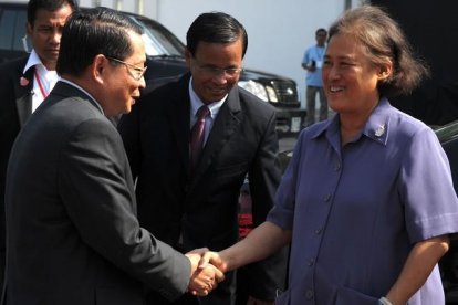 La princesa tailandesa Maha Chakri Sirindhorn saluda a las autoridades camboyanas durante su visita a Phnom Penh.