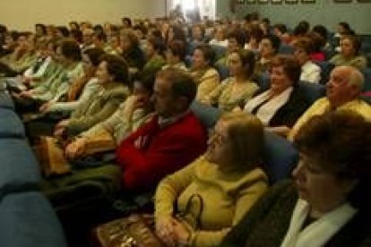 Las asistentas a la charla sobre la gestión de recursos para las masectomizadas