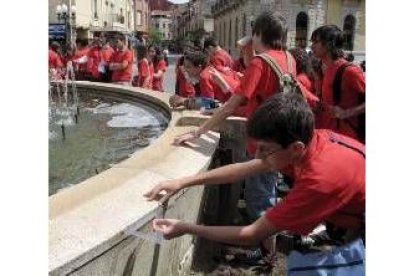 Uno de los alumnos participantes utiliza un cartabón para calcular el perímetro de la fuente