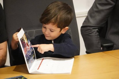 Darío, con el calendario solidario de los bomberos. J. NOTARIO