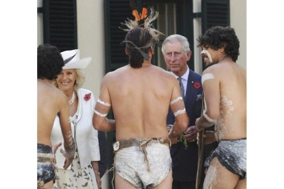 El príncipe Carlos de Inglaterra y su esposa Camila, en una ceremonia tradicional indígena de bienvenida en Australia