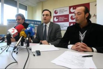 Abel Ángel Macías, Francisco Abella y Jorge Vargas, ayer en la sede ponferradinal del CEL.