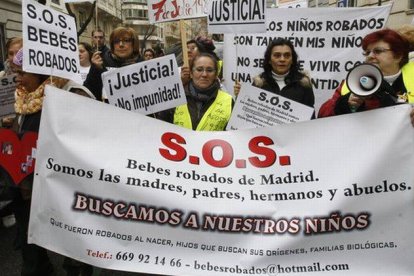 Cientos de familiares de 'niños robados', durante la manifestación en protesta por la lentitud de la justicia, este domingo, en Madrid.