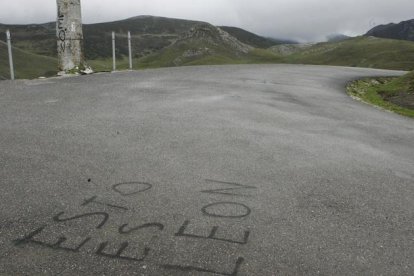 Pintada que reivindica que el puerto pertenece a la provincia de León. RAMIRO