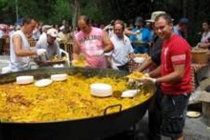 La imagen muestra la gran paellada que se sirvió ayer en Villamañán