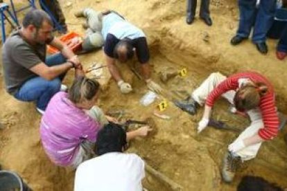 Voluntarios de la ARMH dirigidos por un arqueólogo, a media tarde de ayer en la fosa abierta cerca d