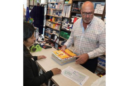 Recogida de libros en un comercio de material escolar. ICAL