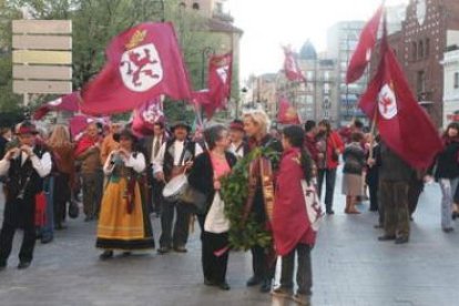 La conmemoración de los héroes leoneses arrancó de Botines y llegó hasta la Plaza Mayor