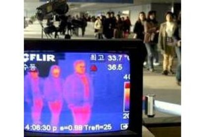 Un sistema de termómetro a distancia controla la temperatura del pasaje en el aeropuerto de Seul