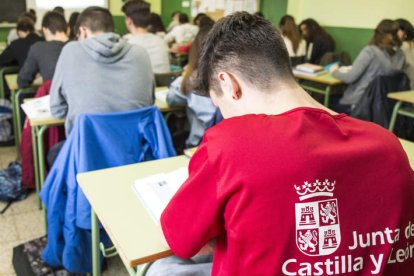 Alumnos de un instituto leonés, en imagen de archivo. FERNANDO OTERO