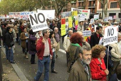 Integrantes y simpatizantes del Movimiento 15-M, durante la manifestación convocada hoy en Madrid por un cambio de modelo económico y social y en defensa de lo público.