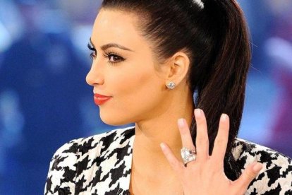 Kim Kardashian y su anillo de compromiso robado.