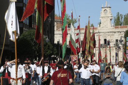 Concentración de pendones y alzamiento simultáneo al ritmo del himno de León. F. Otero Perandones.