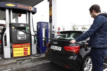 Repostaje en una gasolinera.