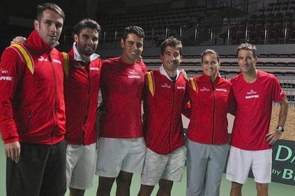 De izquierda a derecha, David Marrero, Pablo Andújar, Jaume Antoni Munar, Marc López, Conchita Martínez y Tommy Robredo, en el Fetisov Arena de Vladivostok.