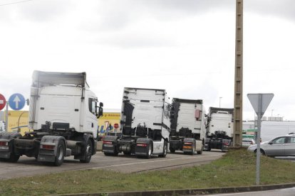 Protesta hoy de los transportistas en León. MARCIANO PÉREZ