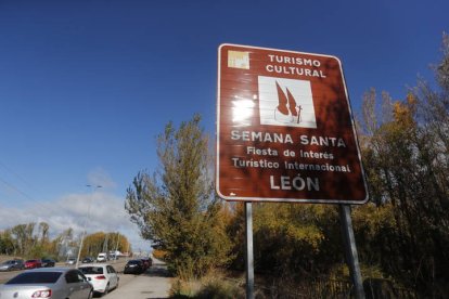 Cartel sobre la Semana Santa de León en uno de los accesos a la ciudad. JESÚS F. SALVADORES