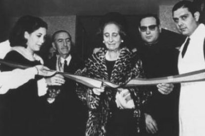 La mujer del dictador Franco, Carmen Polo, el día de la inauguración