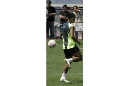 Ronaldinho, durante la sesión de entrenamiento de ayer