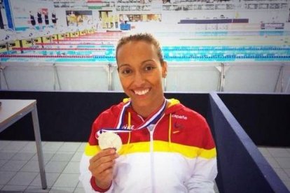 Teresa Perales posa con la medalla de plata conseguida hoy.