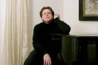 El virtuoso ruso Andrei Gavrilov posa delante de su piano