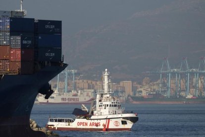 El barco de Open Arms, a su llegada al puerto de San Roque. /