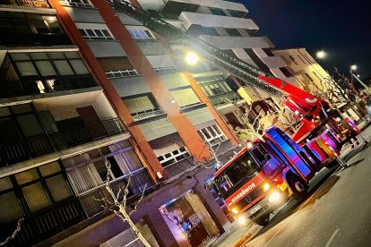 Fotografía de la intervención de los bomberos. DL