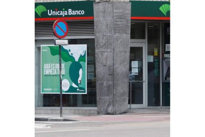 Exterior de una sucursal de Unicaja en León. MARCIANO PÉREZ