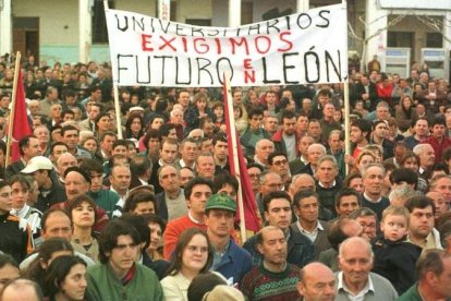 Una de las últimas manifestaciones contra el inminente cierre de la planta en Veguellina. NORBERTO